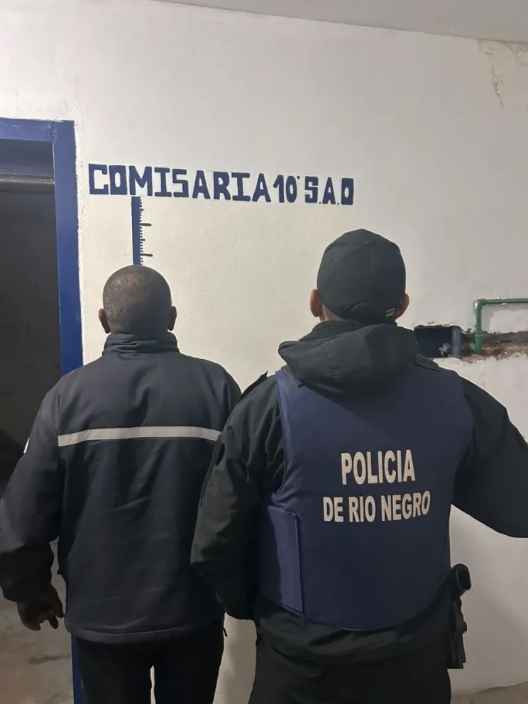 Al verificar sus datos, confirmaron que sobre él pesaba un requerimiento judicial vigente. Foto: Policía de Río Negro.