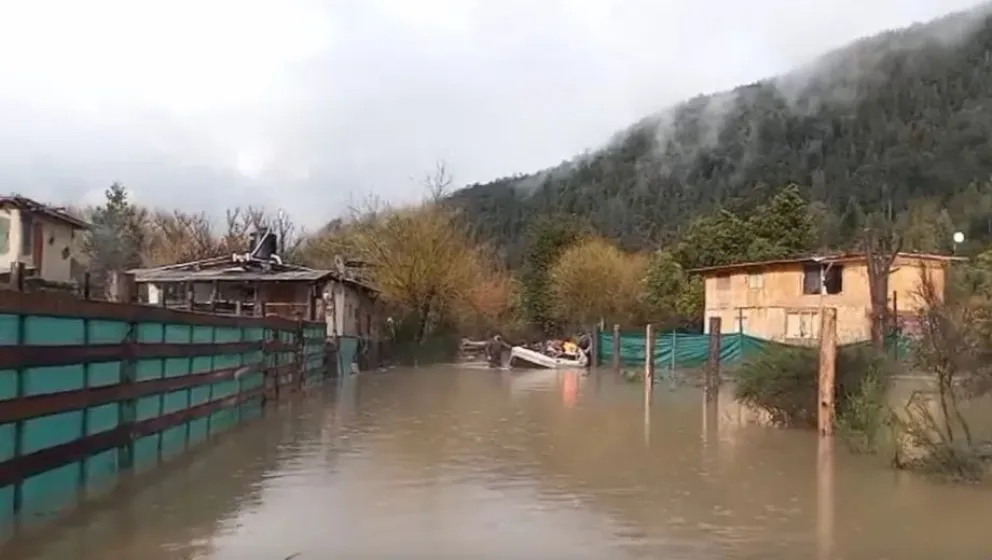 Una familia de cuatro integrantes debió ser evacuada por la fuerza y la velocidad de la corriente del río.