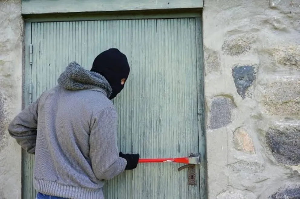 La mujer usurpó la casa junto a su pareja.
