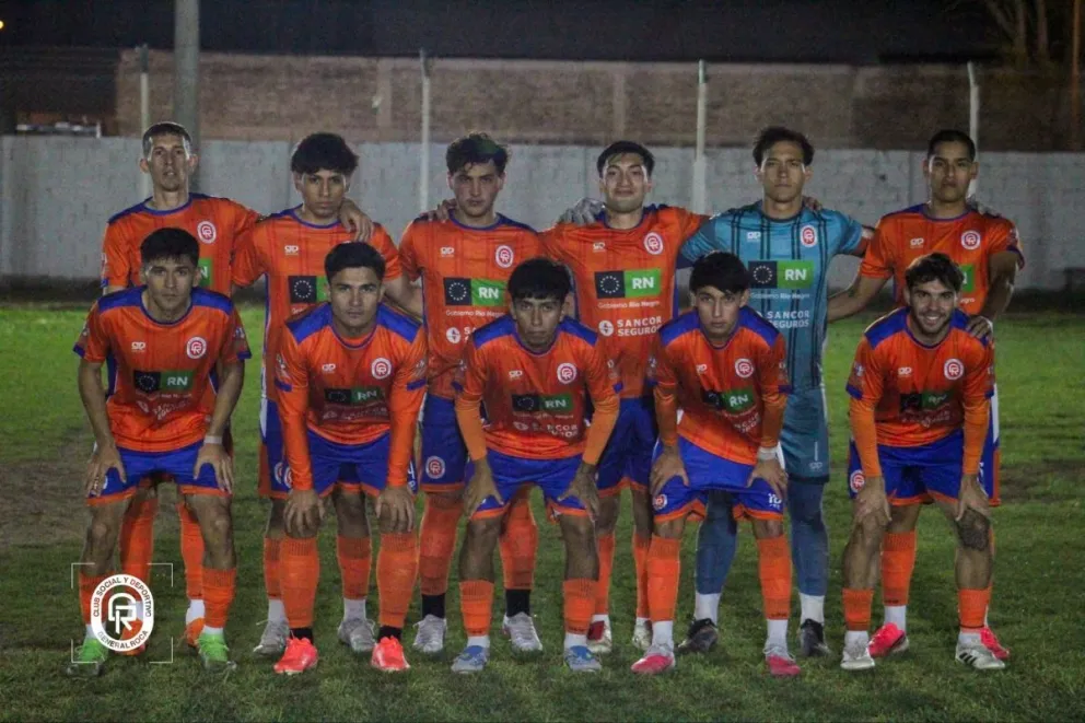 El once de Deportivo Roca que inició su partido en Oro. Foto: prensa club Deportivo Roca.