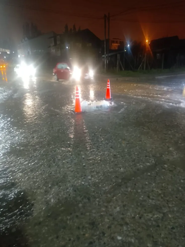 Desde la CEB se recuerda a la comunidad de que no se debe arrojar basura, residuos ni ningún otro objeto a la red cloacal. Fotos: Prensa CEB.