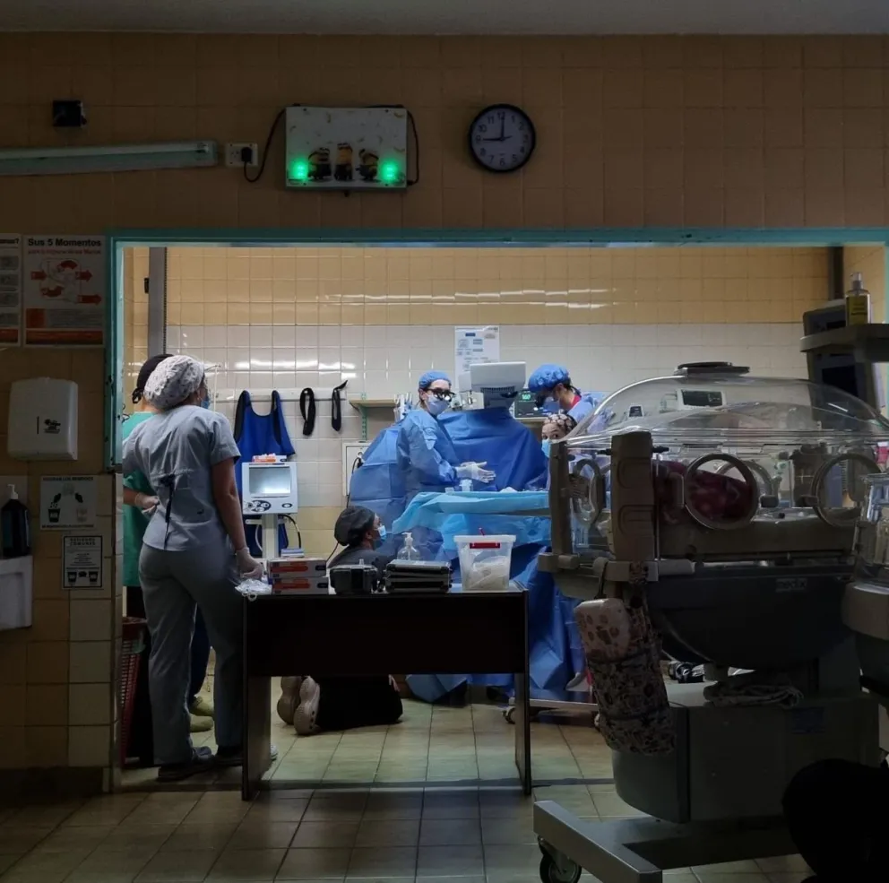 La paciente, una bebé de 32 días de vida con 33 o 34 semanas de edad gestacional corregida, y pesa 1,331 g.