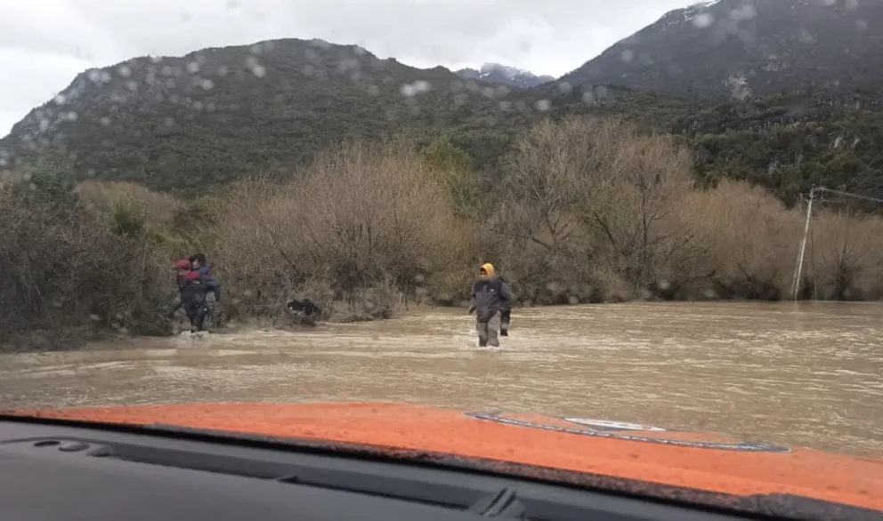 Se mantiene la vigilancia ante la posibilidad de que el aumento de las temperaturas y el proceso de deshielo generen nuevos repuntes en los caudales de los ríos Foyel y Manso.