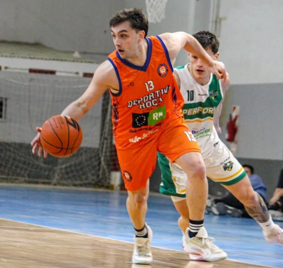 Quinteros (Roca) con la pelota ante la marca de Bauducco (Pérfora). Foto: prensa Deportivo Roca.