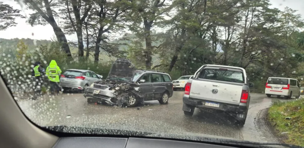Dos hombres, una mujer y un menor de edad debieron ser trasladados en la ambulancia.