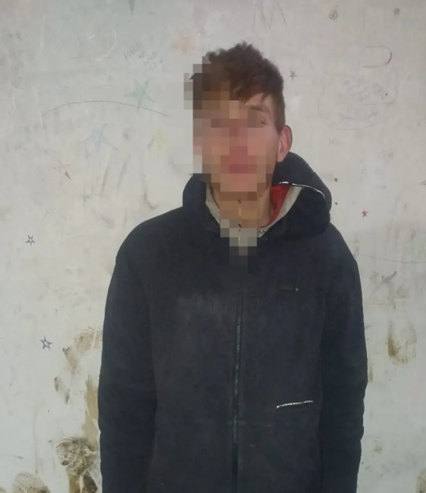 El sujeto no pudo brindar una explicación que justificara su presencia en el lugar ni contaba con documentación para acreditar su identidad.