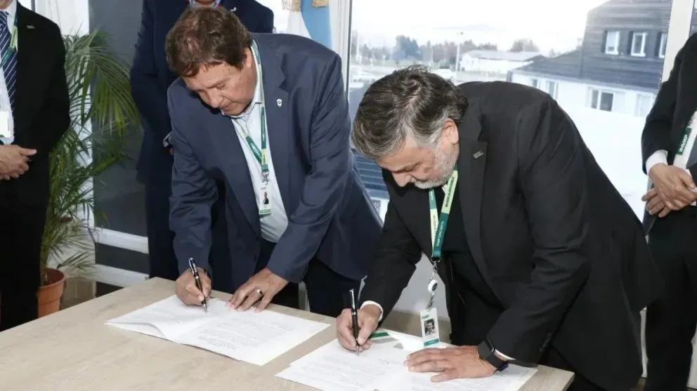El proyecto contempla la provisión e instalación de redes de agua potable, energía eléctrica, gas domiciliario y alumbrado público, así como las aperturas de calles necesarias.