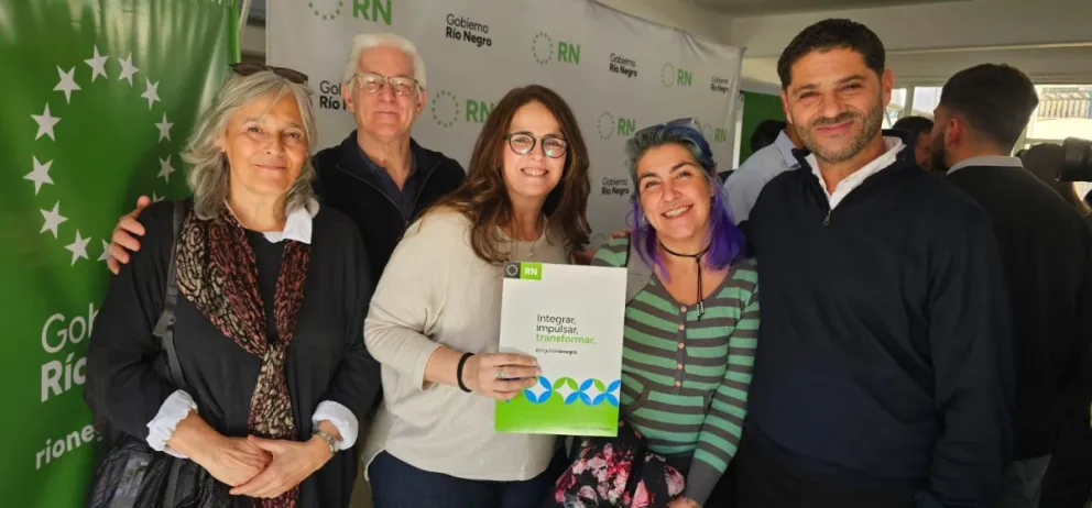 Los Miembros del Consejo de Administración con Martín Vesprini, Subsecretario de Cooperativas y Mutuales de Río Negro.