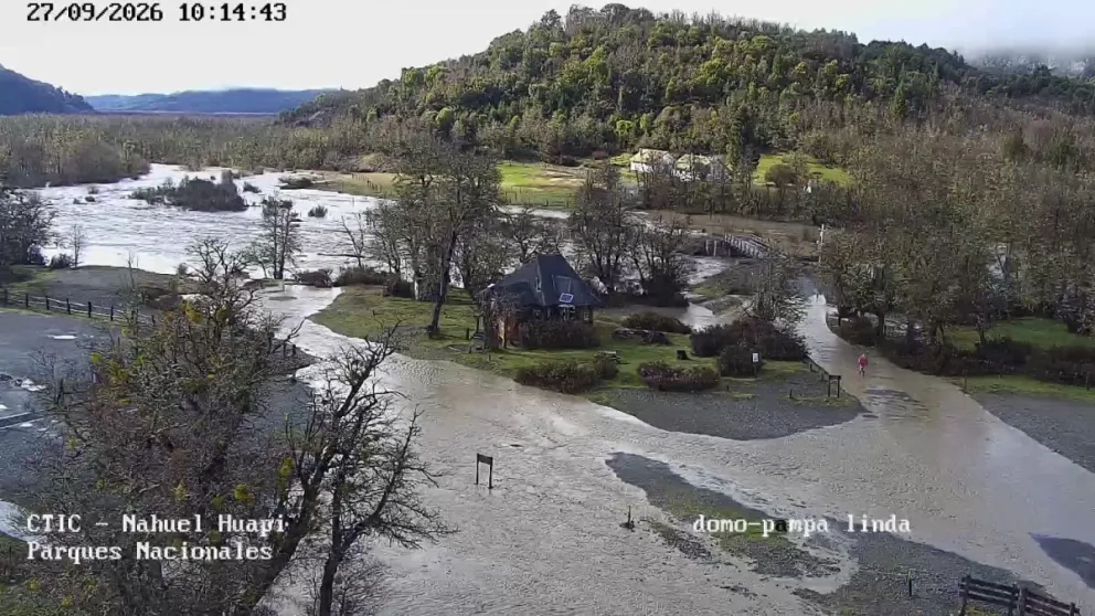 la crecida del río Manso en el sector de Pampa Linda provocó un importante desborde que inundó gran parte del área. Foto gentileza
