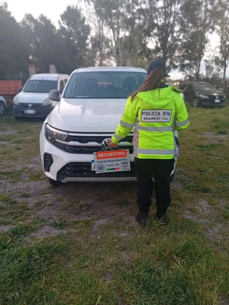 El procedimiento se inició cuando personal del Cuerpo de Seguridad Vial detuvo la marcha del rodado. Foto: Policía de Río Negro.