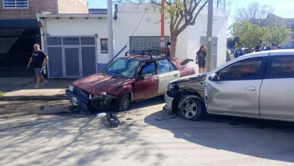 El hombre agredió a los policías.
