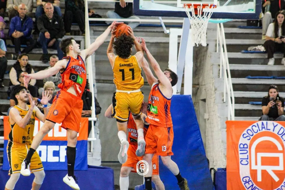 La defensa "naranja" fue clave. Roca sumó otra valiosa victoria como local. Foto: prensa Deportivo Roca.