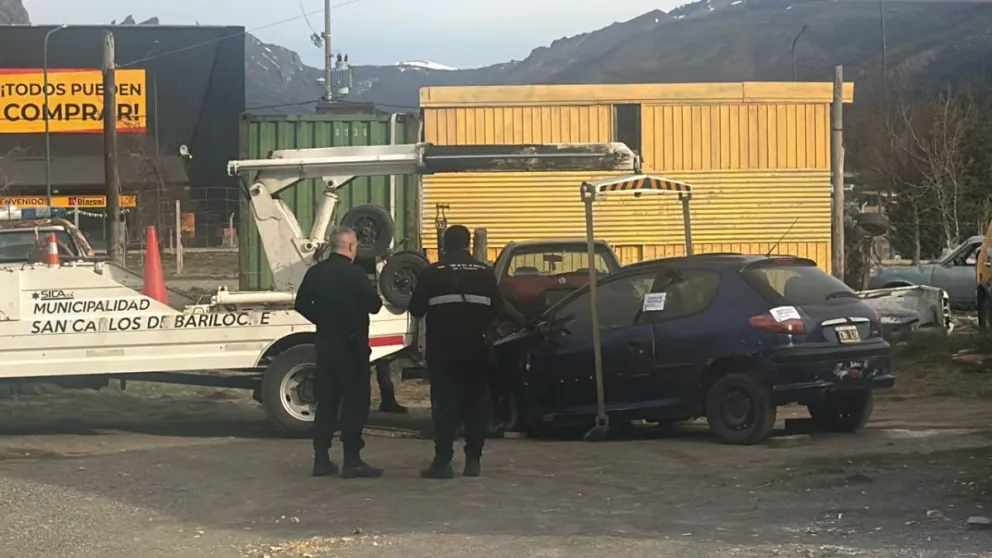 El auto finalmente fue trasladado por personal municipal al playón. Foto gentileza 