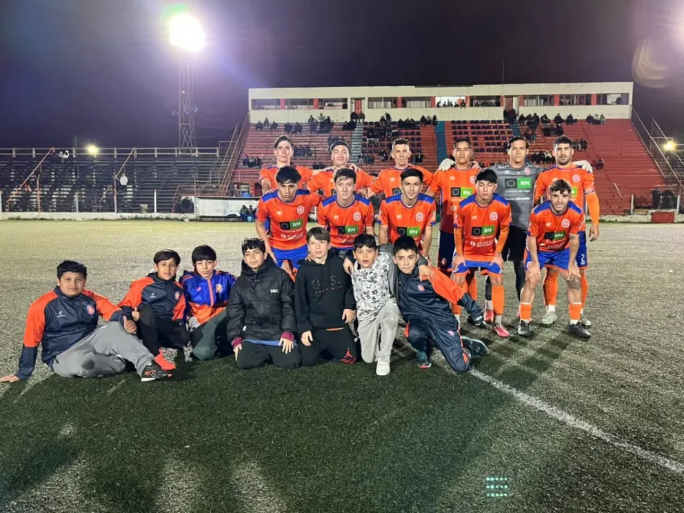 El once de Roca que inició el clásico. El "Naranja" sigue en lo más alto del Clausura. Foto: gentileza.