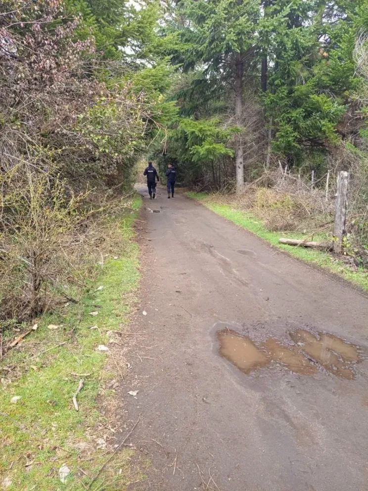 El conflicto inició días atrás, cuando la familia denunciante intentó ingresar a su propiedad por un camino público. Fotos: Nan Puelo.