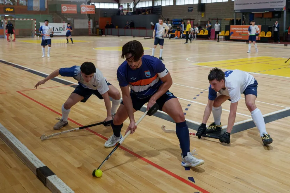 Las chicas locales jugando como visitante. Ahora, el Argentino se juega en casa. Fotos: Marcelo Martínez.