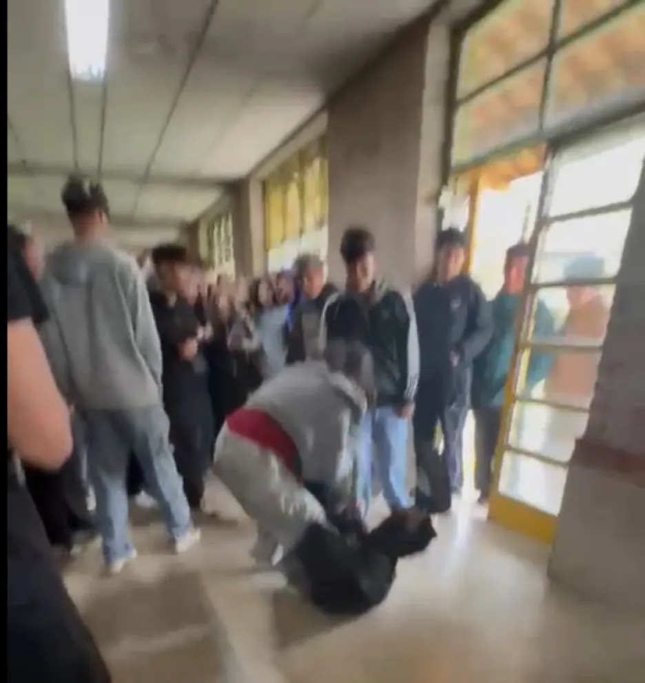 Pelea dentro de la escuela.