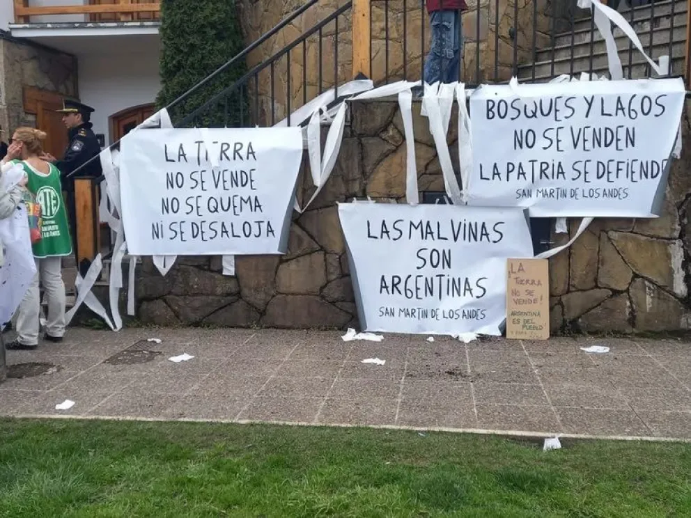 La protesta se realizó en la puerta del hotel donde se realizaba el encuentro. Foto: gentileza.