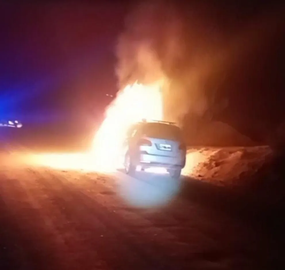 No se registraron personas heridas a causa del fuego, aunque el rodado sufrió daños de consideración. Foto: ANB.