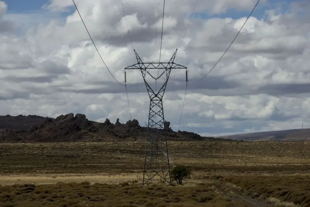 La medida judicial se originó a partir de una resolución de la Secretaría de Estado de Energía de Río Negro que ordenó traspasar la posesión y operación de la línea tras el vencimiento del contrato.