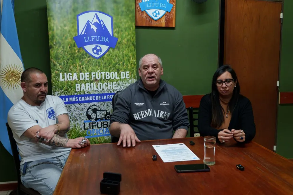 Horacio Fuentes, presidente de Lifuba, junto a miembros del comité ejecutivo. Foto: Marcelo Martínez. 