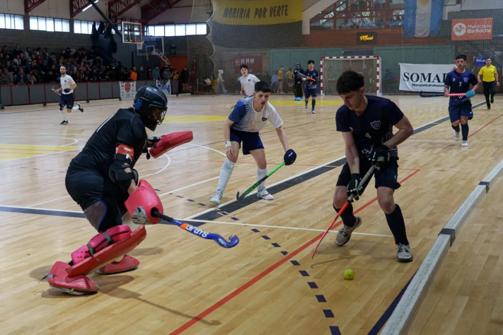 En el duelo bien local en Caballeros, el combinado A de Bariloche y Lagos del Sur le ganó 7-2 al B. Fotos: Marcelo Martínez.