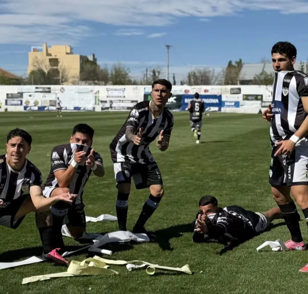 El festejo de uno de los tantos de la goleada "albinegra". Cipolletti sueña en grande. Foto: El Valle Futbolero.