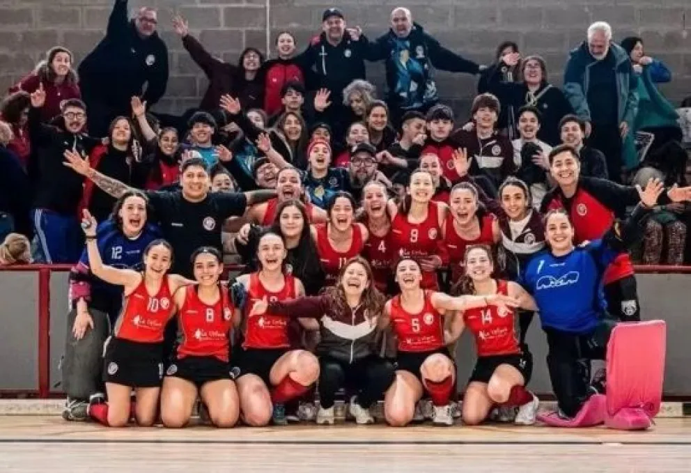 La Asociación Santacruceña y su festejo en Mayores Damas. Fue un gran Argentino. Fotos: redes sociales.