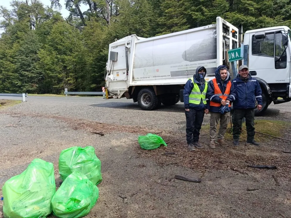  La Dirección de Residuos Sólidos Urbanos (RSU) acompañó activamente el operativo poniendo a disposición un camión recolector. Fotos: Municipalidad VLA.