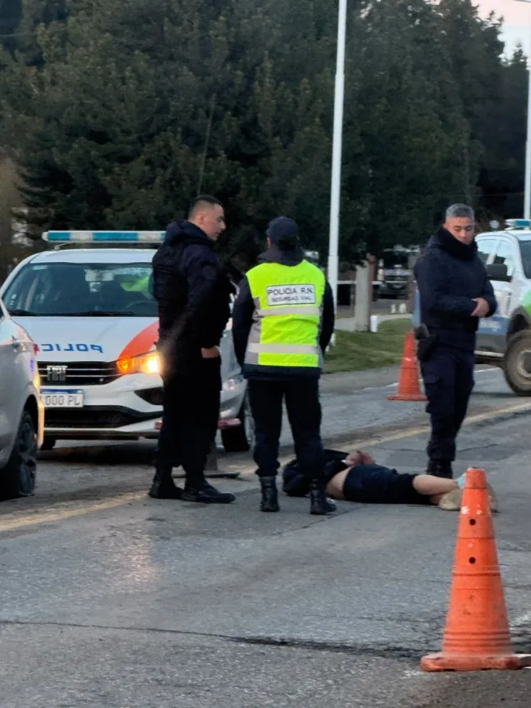 El hecho ocurrió esta mañana y el hombre fue detenido por personal del Cuerpo de Seguridad Vial. Fotos: gentileza.