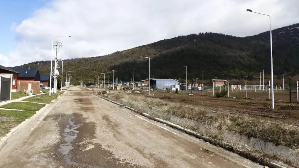 La obra ya tiene finalizada en un 100% la red de agua potable y avanza con el tendido eléctrico y el alumbrado público. Foto: Gobierno de Río Negro.