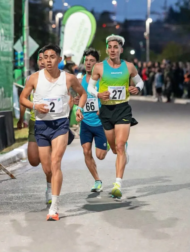 Corrias (con el 27) cerró de manera brillante la prueba y ganó los 10 kilómetros. Foto: gentileza.