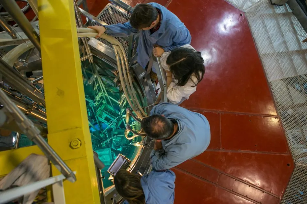 El programa incorpora además ejemplos concretos sobre las distintas aplicaciones de la tecnología nuclear en áreas como medicina, industria, producción agropecuaria, generación de electricidad e investigación científica.