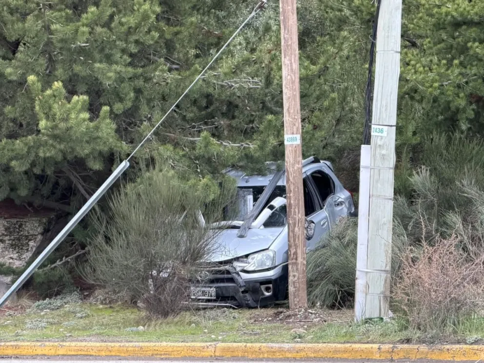 El auto quedó con visibles daños materiales. Foto ANB