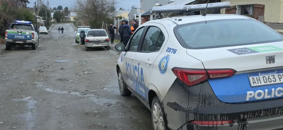 La persecución finalizó en el barrio Dos de Abril, donde los sospechosos ingresaron al patio trasero de una vivienda ubicada sobre la calle Soldado Giraudo.