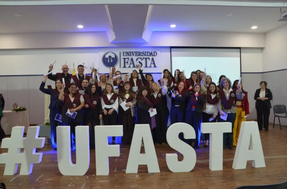 Alegría total en un nuevo acto de colación realizado en la Universidad FASTA. Fotos gentileza. 