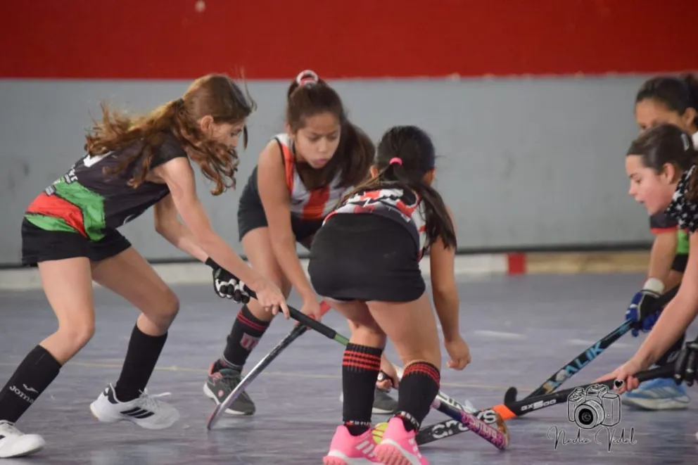 El fin de semana tendrá 31 encuentros de categorias formativas del hockey local. Foto gentileza. 
