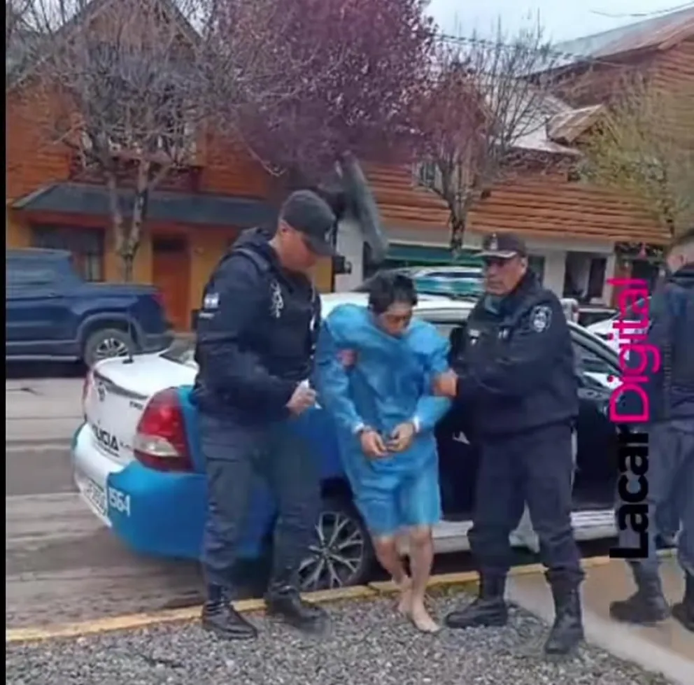 El momento exacto de la llegada a la comisaria. Foto captura ANB - Lacar Digital. 