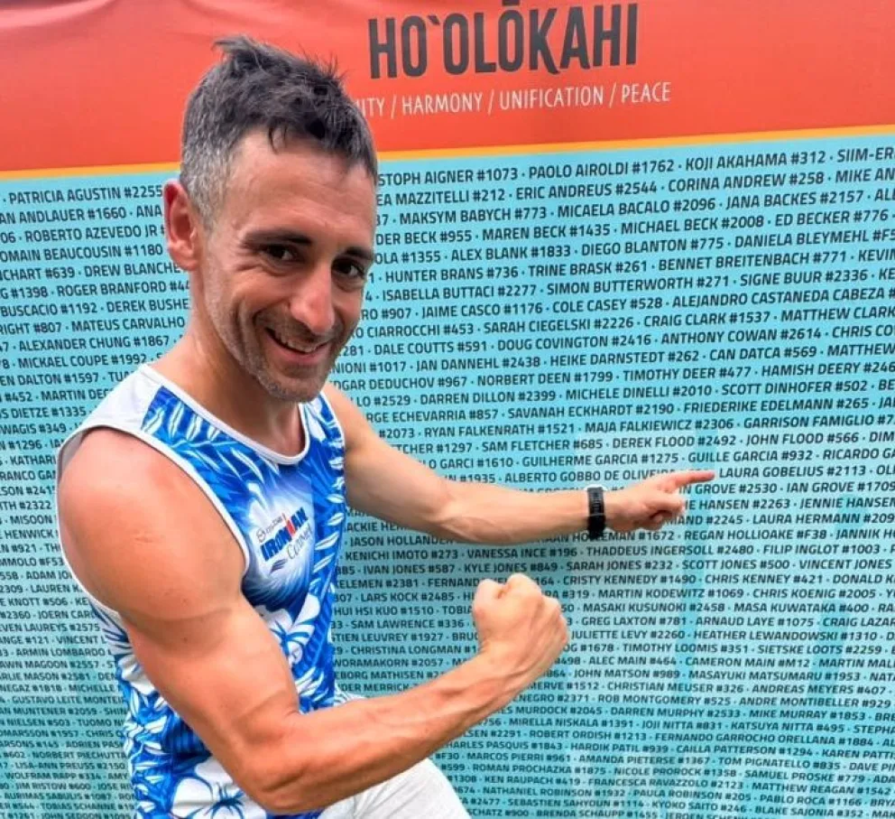 "Guille" apuntando su nombre. El barilochense va por su tercer Mundial de Ironman full. Fotos: gentileza.