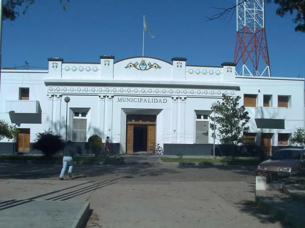 El tribunal resolvió que la obligación tributaria posee naturaleza real y recae de manera directa sobre el titular registral de la unidad dominial.
