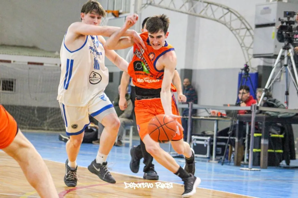 Pamich (Roca) ante la marca de Loncón (Club Plottier). Ganó el Depo. Foto: gentileza.