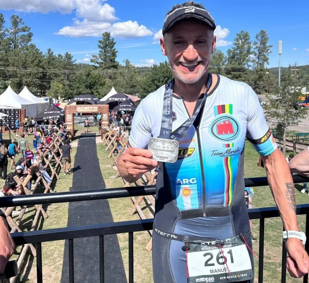 "Manu" y toda su alegría, junto a la medalla de finisher. Foto: gentileza.