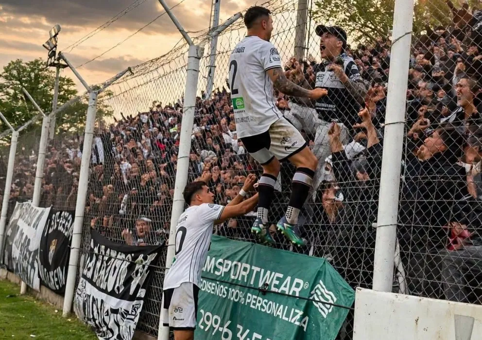 El festejo de González (2), autor del gol del triunfo de Cipolletti. Foto: gentileza.