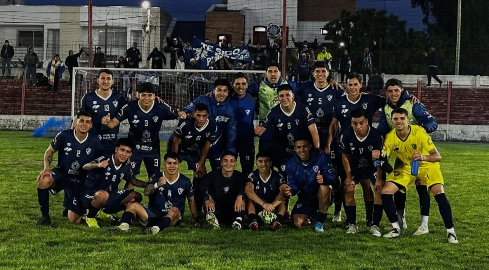 El equipo de Regina tras el muy buen triunfo en Choele Choel. Foto: prensa Atlético Regina.