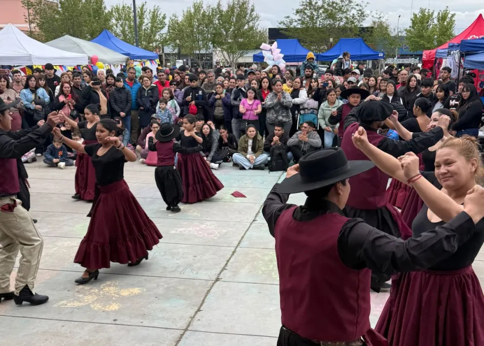 Durante la jornada hubo danza, música y estands culturales.