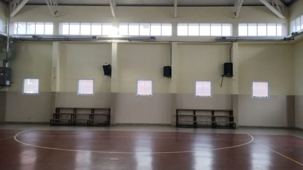 El gimnasio del colegio quedó totalmente renovado luego de los trabajos de pintura realizado. Fotos gentileza. 