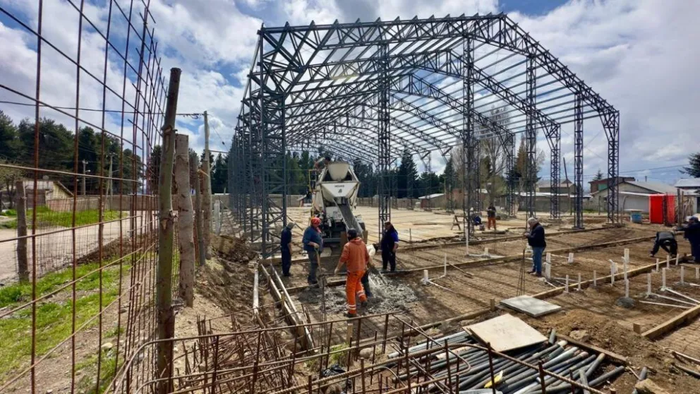Avanza la obra del nuevo gimnasio en pleno barrio Arrayanes. Foto gentileza 