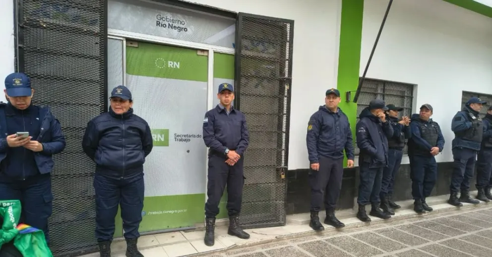 El cordón policial custodiando el ingreso a la secretaria de trabajo de Viedma. Foto gentileza