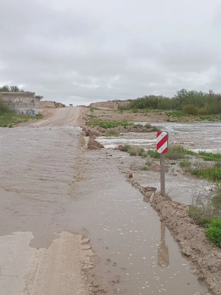 A primera hora del día, el parte de transitabilidad señalaba la presencia de barro con un cauce normal en el arroyo; sin embargo, la situación varió con el correr de las horas.