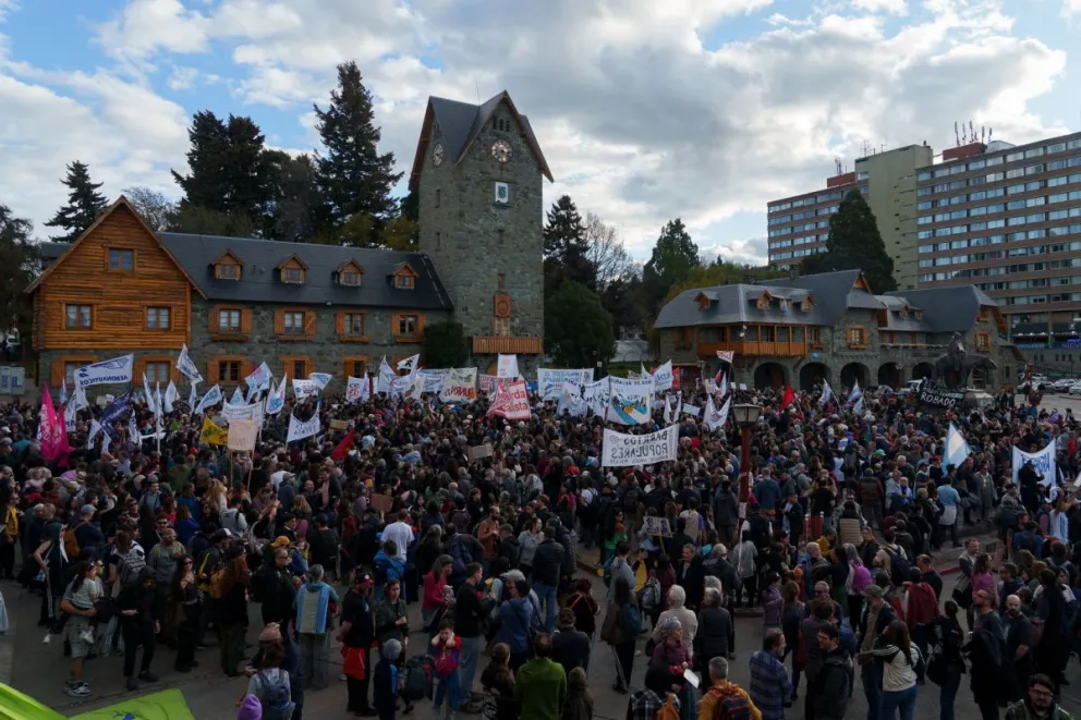 Una vez más, Bariloche se unió al reclamo Nacional. Fotos: Marcelo Martínez 